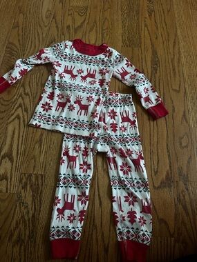 Hanna Andersson Kids Cream and Red Reindeer Knit Pajama Set
